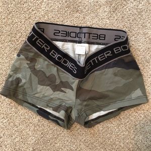 Better bodies camo shorts Size S